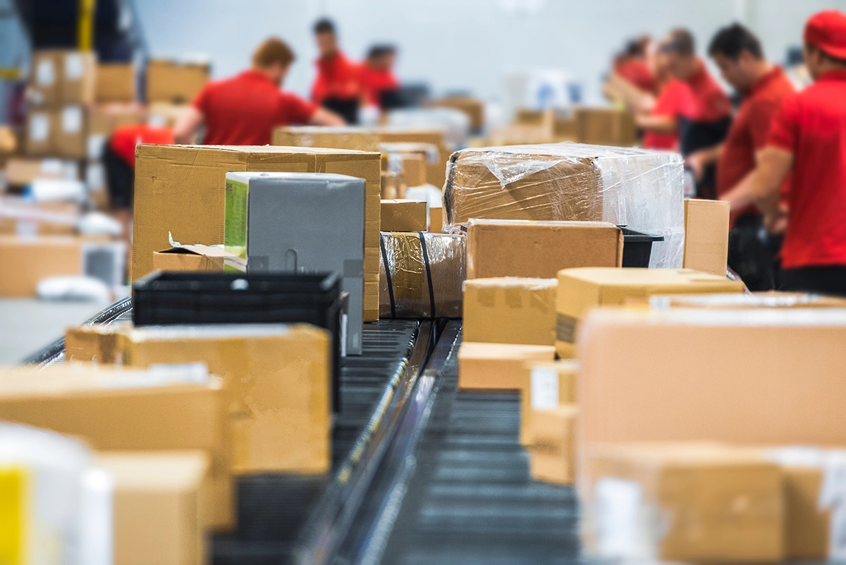 Parcels on a roller conveyance in a warehouse for reverse logistics