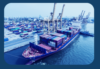 Porto com navio cheio de containers