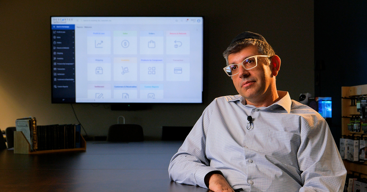 A picture of Jem Global Ecommerce Director Moses Shemtob in front of a screen.