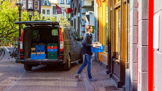 Fahrer mit Lieferung für Restaurant